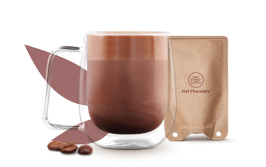 mok met warme chocomelk naast een NEO sachet