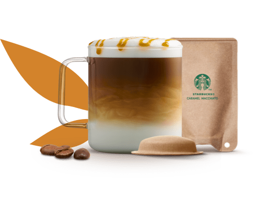 tas met caramel macchiato naast een thuiscomposteerbare pad en sachet