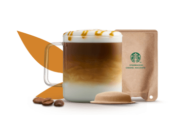 tas met caramel macchiato naast een thuiscomposteerbare pad en sachet