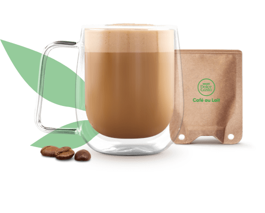 koffie met melk in een tas naast een sachet op papierbasis