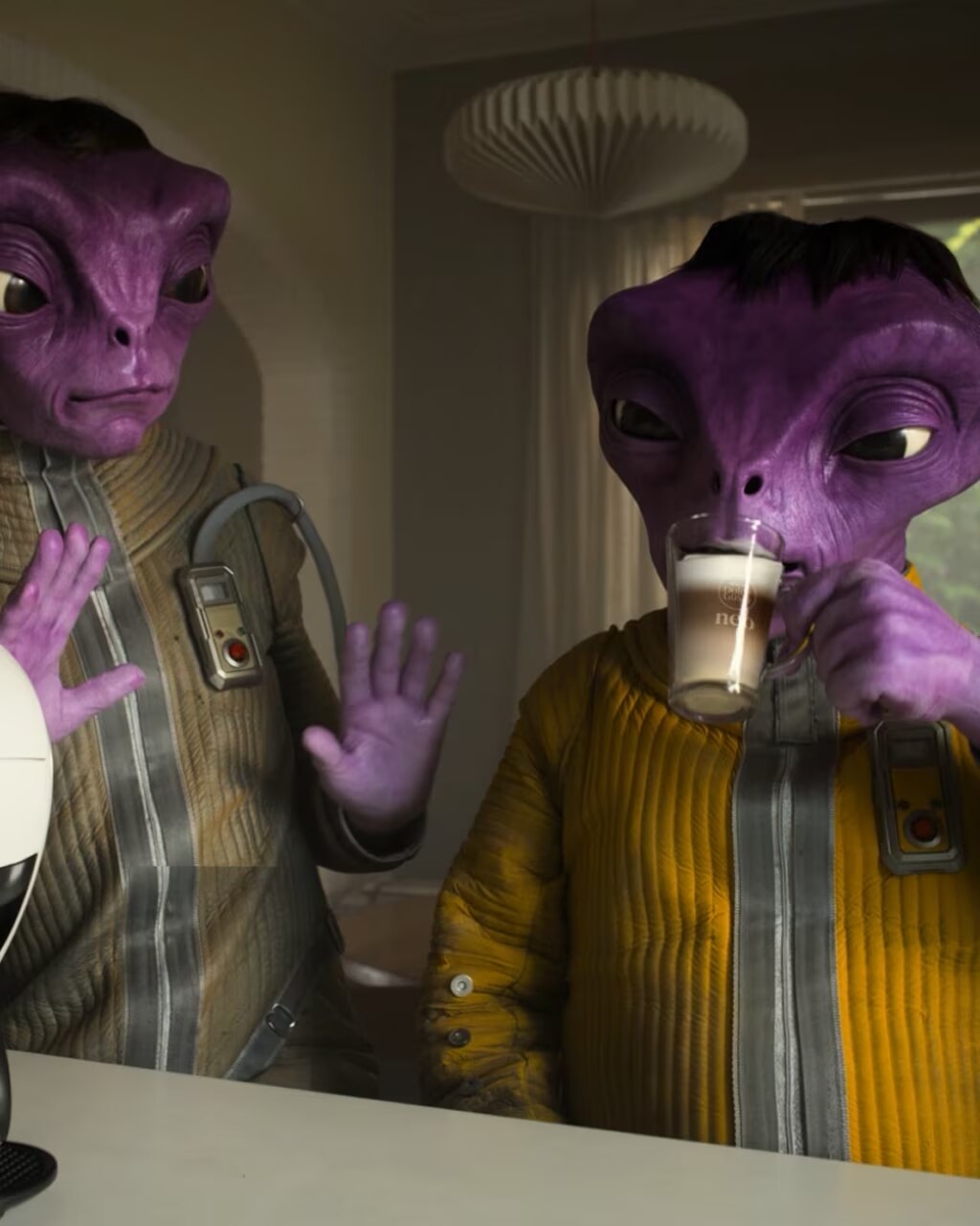 Video van aliens die koffie drinken of variëteiten kiezen, en koffie-extractie met een NEO Latte-machine.